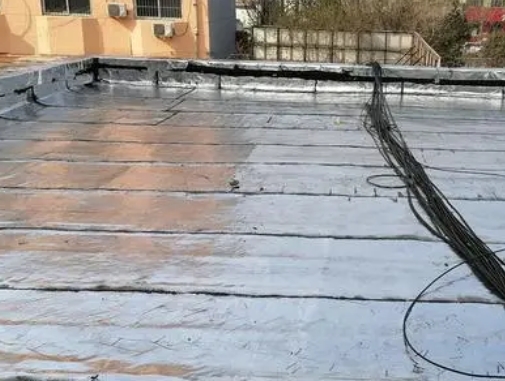 昭通市卫生间漏水维修公司分享下昭通市屋面楼顶防水刚性防水层施工要点。